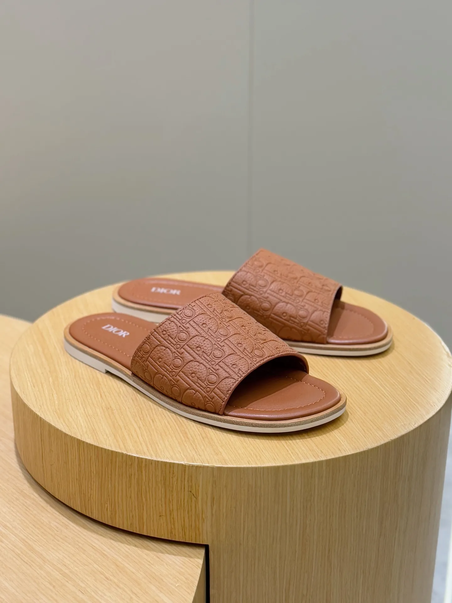 Men's Men's Shoes 💰320 [New Style] 🐝🐝Dior Alias ​​men's leather slippers. This Alias ​​sandal is a new summer product, showing a casual and elegant style. Carefully crafted from grained cow leather and Oblique printed fabric, with cowhide lining! Cross-strap design with metal-clad brass CD Diamond logo. The imported cowhide leather and rubber sole adds sophistication and comfort, while Oblique print-effect anti-slip panels add style. Size: 39-44 (customized at 38.45)